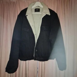 Fodrad jacka  - Säljer denna fina jacka från Bikbok då den inte används längre. Jeans tyg och fodrad inuti.  Skriv till mig om du är intresserad använd ej köp nu funktion❣