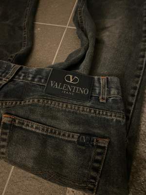 Valentino jeans i storlek 32’33. Passar de som har M/L vanligtvis. Små defekter men inget man tänker på. Skriv privat för fler bilder
