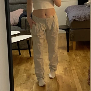 Linnebyxor  - ”Silvia linen trousers” från Gina tricot, storlek 36. Skulle säga att de är midrise.