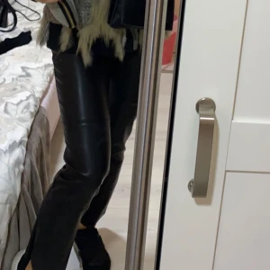 Skinnbyxor - Svarta skinnbyxor, använda 2 gånger.