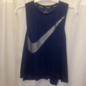 Träningslinne - Mörkblått träningslinne. Ihålig rygg 