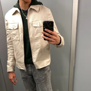 Skit snygg linne jacka från These glory days i storlek S - Skit snygg linne jacka från these glory days i storlek S. Jackan är bara ett halv år gammal och är i gott skick. Köpt för 2500 kr