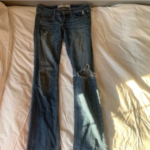 Lågmidjade Hollister jeans - Jätte fina Hollister bootcut jeans🥰 Säljer då dom blivit försmå tyvärr