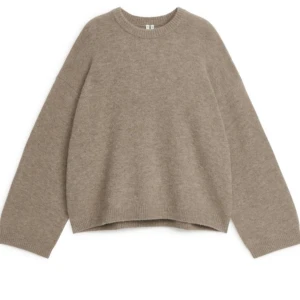 Stickad tröja  - Säljer min stickade arket tröja 💕 Säljer då den inte riktigt passade mig  Nypris :890kr