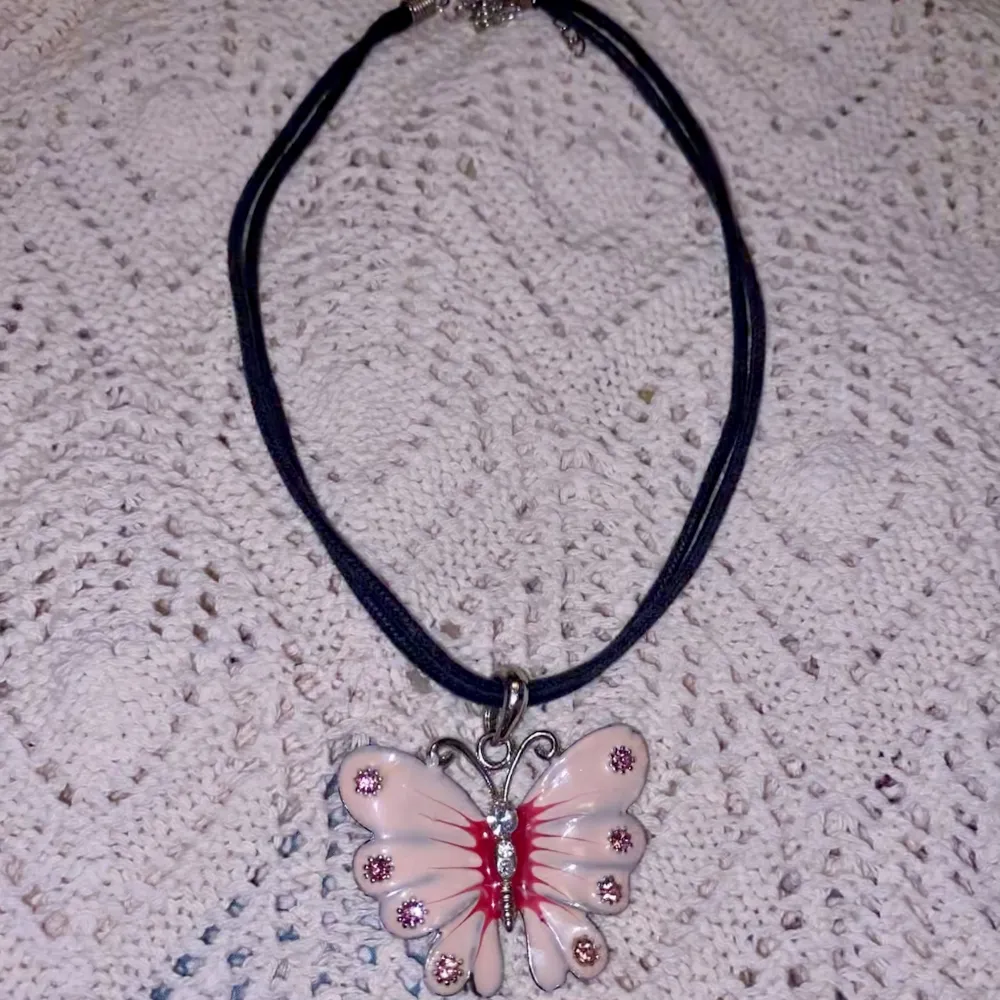 Halsband med en fjäril, hittade det i mitt gamla smyckeskrin från när jag var liten. Vore kul om det fick komma till användning hos någon annan😊. Accessoarer.