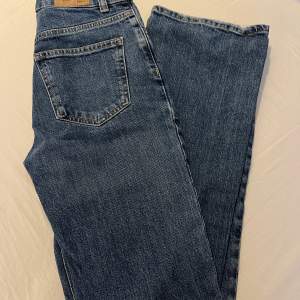 Jeans ifrån Gina tricot i modellen ”Full lenght flare”. Storlek 32, säljs för att de är för små i midjan och är knappt använda. Nypris 499kr mitt pris 175kr + spårbar frakt