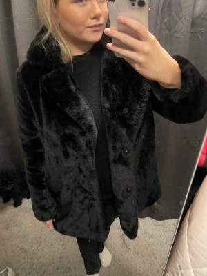 Svart pälsjacka - säljer denna svarta pälsjacka I storlek M använt minst 2 gånger, super kvalite! jätte len och skön 