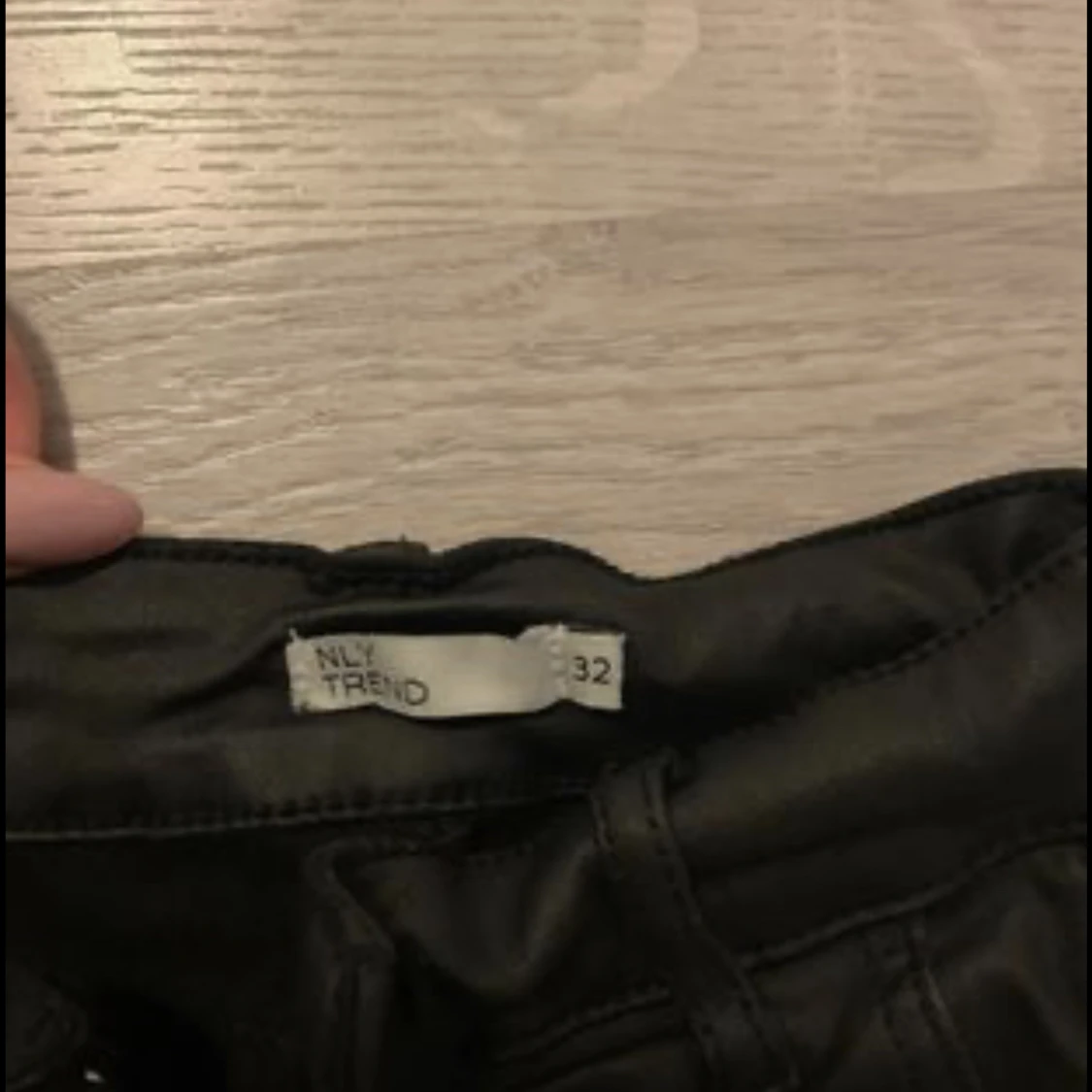 Svarta byxor/jeans i läderimitation från Nelly.com - 91