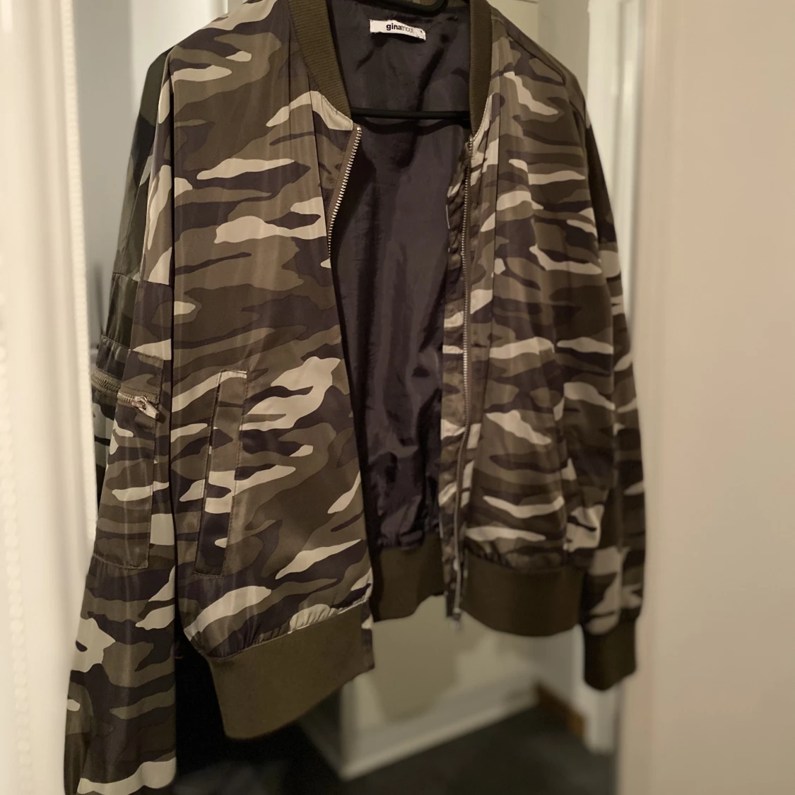 Millitärgrön bomberjacka