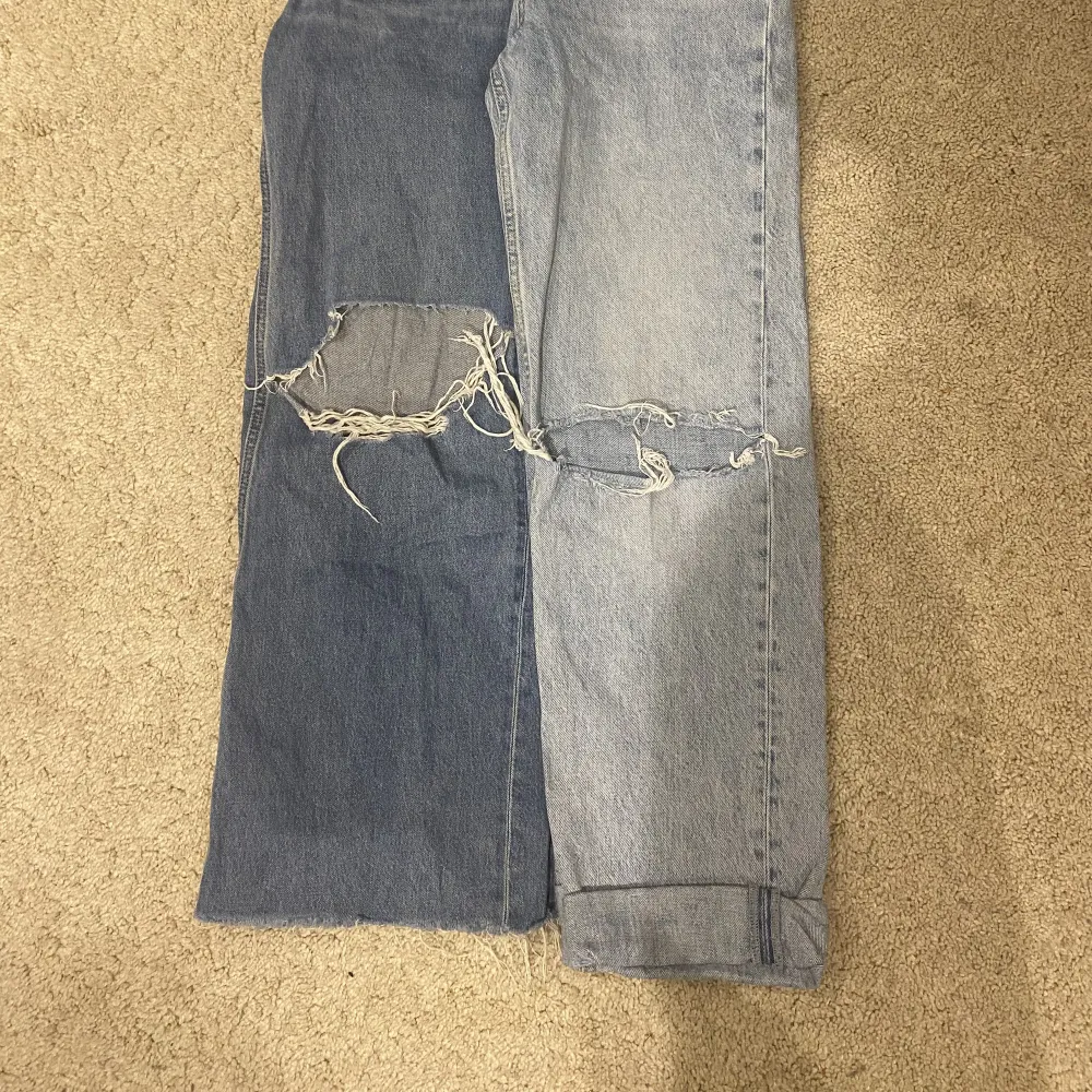 2 par jeans strl 32 med stora hål på knäna. 1 par från Ginatricot och 1 par från H&M.. Jeans & Byxor.