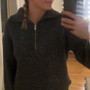 Stickad zip-up tröja - Säljer min gråa stickade zip-up tröja från gina tricot då den inte kommer till användning🤗Nypris 500kr. Använd 2-3ggr. Skriv i dm vid intresse💕💕