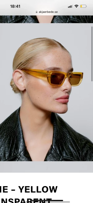 A.kjærbede solglasögon  - Solglasögon i gul/brun/grön färg, mycket svår att beskriva men så cool 😍 den första bilden visar enbart modellen inte färgen. Dem är från det danska märket A. Kjærbede och köpta för 299kr 