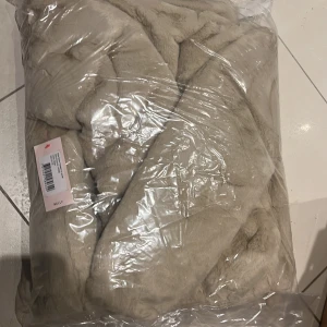 Padded jacket  - Helt ny oanvänd Pälsjacka i storlek 34, lång ärm med en resår vid ärmsluten. Resår i nederkant. Billigare vid snabb försäljning