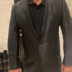 Kavaj svart från Italien  - Snygg kavaj i fint tyg från Italien. Storlek L 