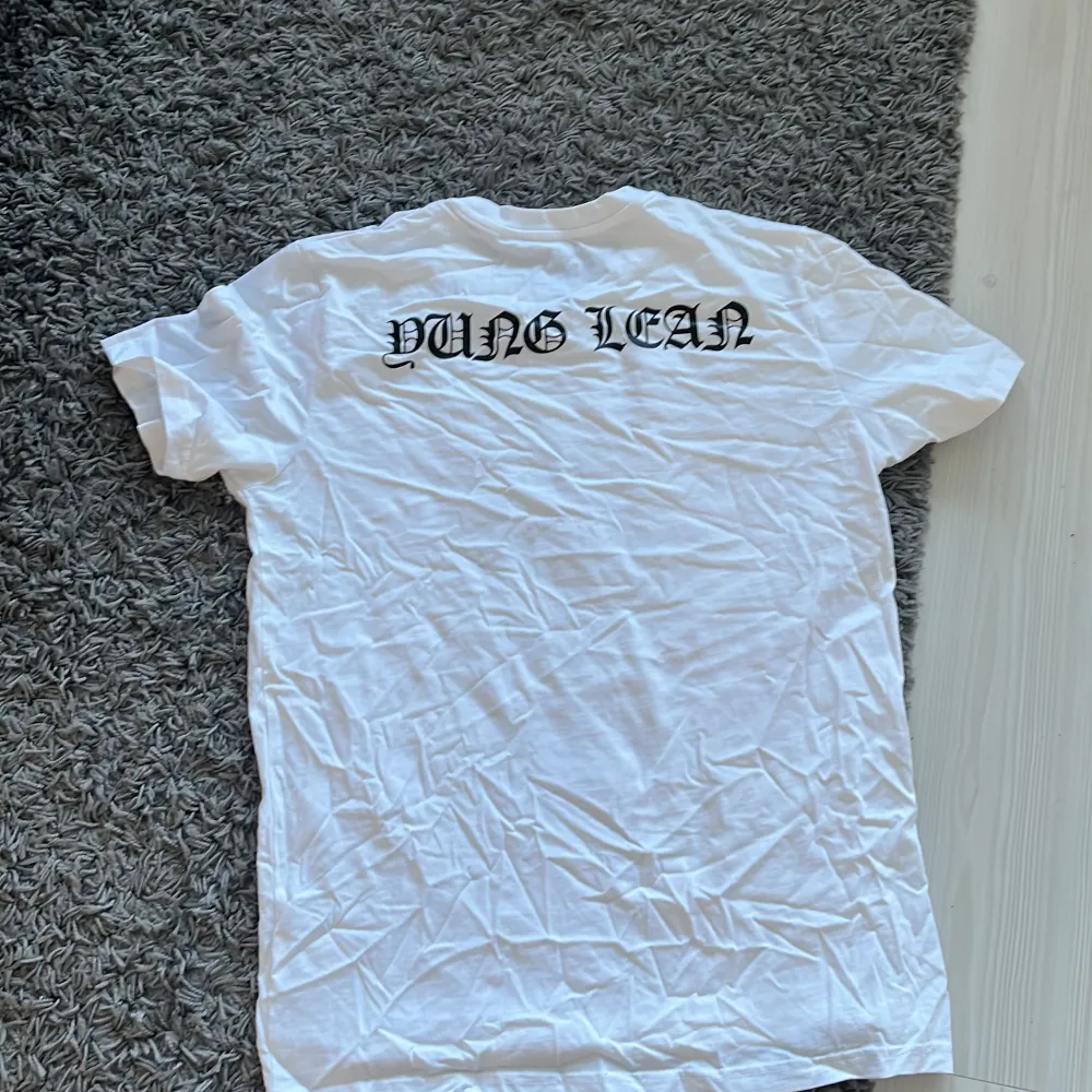 Yung Lean x Art dealer T-shirt i storlek M.  Hör av dig om frågor o sånt. Köpare står för frakt.. T-shirts.