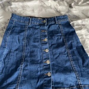 Kjolar  - tre kjolar som inte kommer till användning men som är super fina💓💓alla tre är från Gina och jag säljer dom för 100kr/styck