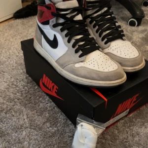 Jordan 1 smoke grey High  - Välanvända och står mest bara i garderoben och tar massa damm! Köpta för ca 3000 för något år sedan!   Vid eventuella frågor eller funderingar är det bara att höra av sig! 