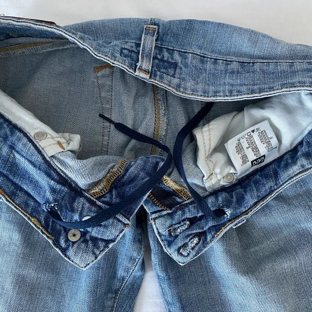 Säljer dessa lågmidjade jeans från Lee. Fint skick men har klippt två hål och dragit igenom ett skosnöre för att få dom mindre i midjan. Bara att sy igen inget som syns eller så. 130 kr plus frakt☺️🫶🏻💕🌟bud på 270kr. Jeans & Byxor.