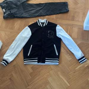 Pull & bear varsity/ college jacka Riktigt snygg Bra skick