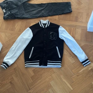 Pull and bear varsity jacka - Pull & bear varsity/ college jacka Riktigt snygg Bra skick