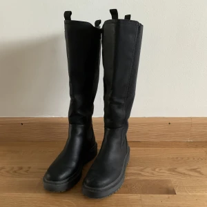 Knähöga stövlar  - Dessa fina stövlar är i bra skick och har använt dem par gånger. Mer information och fler bilder, skriv till mig privat. ☺️💕