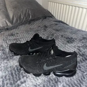 Svarta Nike vapormax som jag har växt ur. Svåra att hitta nu för tiden och jävligt snygga. Storlek 43 men skulle eventuellt passa 42 men även 43,5. Använda max 5 gånger. Inga fel eller skador. Ingen box och inget kvitto.