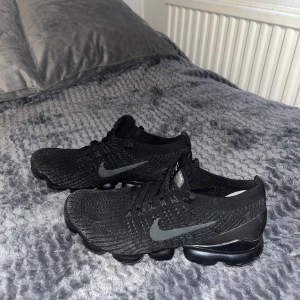 Nike vapormax - Svarta Nike vapormax som jag har växt ur. Svåra att hitta nu för tiden och jävligt snygga. Storlek 43 men skulle eventuellt passa 42 men även 43,5. Använda max 5 gånger. Inga fel eller skador. Ingen box och inget kvitto.