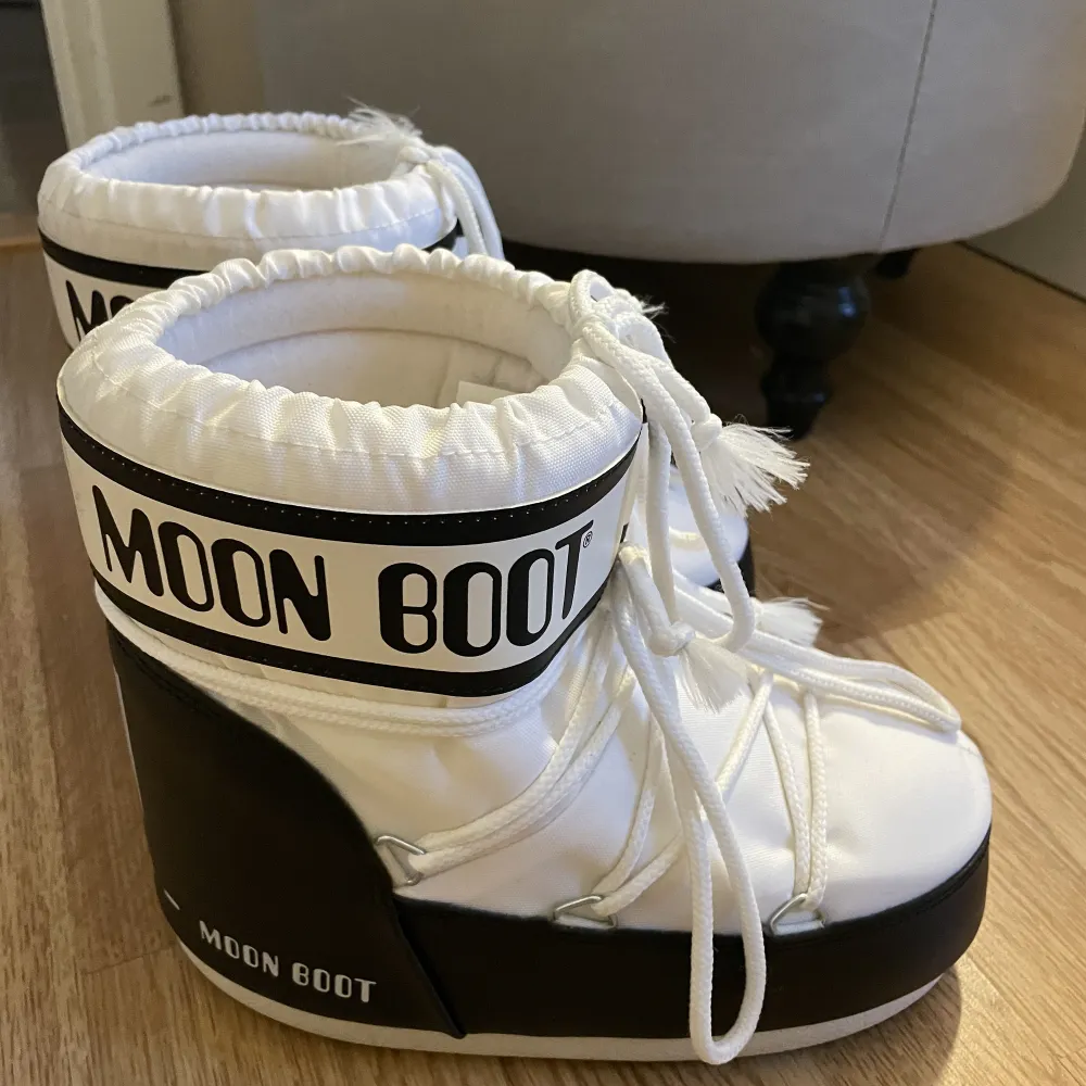 Säljer mina moon boots som jag köpte för 1 år sen 💘använt fåtal ggr och är fortfarande i bra skick. Storlek : 36-38 , kontakta för fler bilder👌🏼💘. Skor.