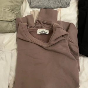 Stone island sweatshirt - Stel M Cond 8/10 Pris 1100kr  Vid frågor/bilder hör av er till mig så skickar jag