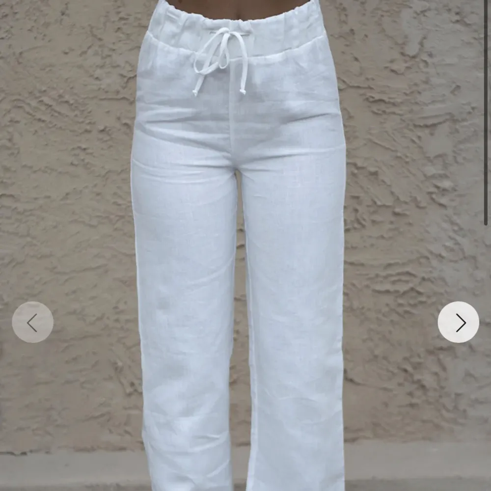Säljer mina adsgn linen pants - off white, strl xxs!❤️ använda ett fåtal ggr och köpta för 800kr☀️ Om ni har frågor kan ni skriva till mig! - köparen står för frakt . Jeans & Byxor.