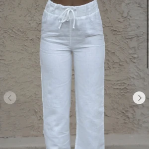 Linnebyxor - Säljer mina adsgn linen pants - off white, strl xxs!❤️ använda ett fåtal ggr och köpta för 800kr☀️ Om ni har frågor kan ni skriva till mig! - köparen står för frakt 