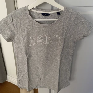 T-shirt Gant - Grå t-shirt från Gant. I storlek XS. Endast använd fåtal gånger.