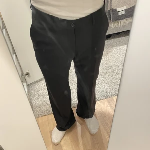 Tiger of Sweden kostymbyxor  - Vida/raka kostymbyxor från Tiger of Sweden i storlek 40. Jag är 182 och har ett midjemått på ungefär 80 cm, de sitter bra på mig i midja och längd. Varsamt använda utan några tydliga defekter. Skriv privat vid frågor eller funderingar! ☺️