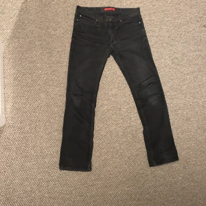 Hugo Boss Baggie Jeans - Hej. Här säljer jag ett par Hugo Boss byxor Och jag har haft byxorna i 1 vecka men Aldrig använd. De är direkt beställda och äkta från Hugo Boss. Jag köpte dom för 1 090kr på rea Och jag Säljer dessa för 500