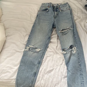 Jeans från Zara - Jag säljer mina jeans från Zara jätte fina men de använts inte 