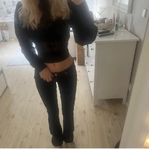 Superfina lågmidjadejeans - Många intresserade så kör budgivning, buda genom att skicka ett meddelande till mig💌HÖGSTA BUD 350kr!! Avslutar 6/2!! bilderna är från tidigare ägare då de är lite stora på mig! Passar från 160 upp till 170💋 skriv om ni undrar något❤️