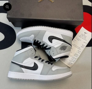 Jordan 1 grey smoke  - Kontakta oss på våran instagram @1sverigeklader och skriv att du är från mig på plick