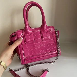 Axelremsväska Zara - Supersöt väska från Zara Inköpt förra sommaren och den är mycket sparsamt använd!