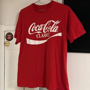 Röda t-shirt från Pull & bear med stort coca cola tryck 