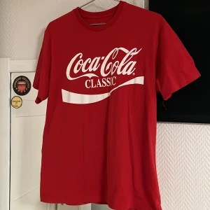 Röd t-shirt coca cola - Röda t-shirt från Pull & bear med stort coca cola tryck 