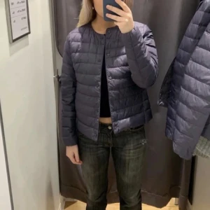 Uniqlo jacka - Säljer denna uniqlo jacka då den inte passar mig! Använd fåtal gånger så är i nyskick! Säljer för 400kr eller 300kr + frakt vid snabb affär💕 skriv privat för fler bilder eller vid intresse 