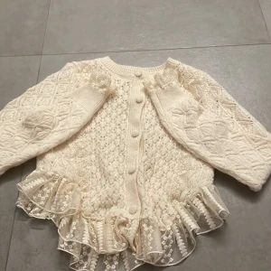 Stickad kofta från zara - En jättefin beige stickad kofta från zara! Helt i nyskick med lappen kvar❤️ pris kan diskuteras