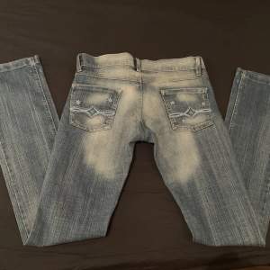 Fina lågmidjade jeans som tyvärr är för små. De har inga defekter och är små i storleken.