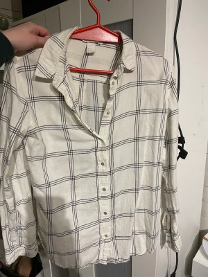 Skjorta hm  - Skjorta från h&m storlek 34. 50kr 