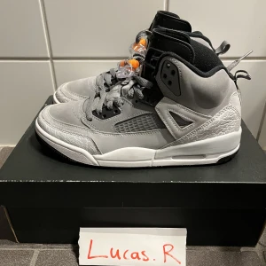 Stl. 41 - Jordan Spizike ”Grey Orange” - Dessa var köpta 2019 och är använda max 5 gånger.  Stl. 41. Box finns, kvitto finns inte, de är köpta 2019 under höstlovet i Paris. Nypris 2200+ på StockX.  Görs rent innan skick eller upphämtning. Om frakt önskas så står köpare för det. (99kr).