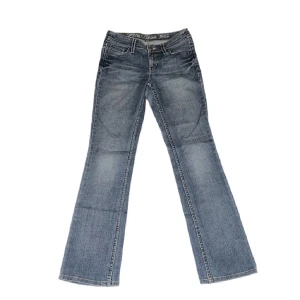 Lågmidjade Esprit Jeans - (Förra ägarens bilder) Säljer vidare dessa snygga lowwasit/midwaist Esprit byxor, då de är lite förstora för mig som brukar ha 34. Midjemått:72 cm Innerbenslängd:82 cm Hör av er vid intresse elle funderingar💗(säljer även fler jeans)