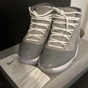 COOL GREY JORDAN 11 - Storlek 44,5  Skriv pm, meetup går även bra 