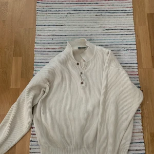 Farfars tröja - Fin och skön oversized farfars tröja. I väldigt bra skick och så skön att slänga på sig när man inte vet vad man ska ha på sig, men tyvärr kommer den inte till användning. Jag är storlek M/L. Frakt tillkommer för 69kr. 