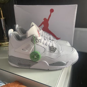Jordan 4 retro ’white oreo’  - Säljer mina Jordan 4 retro ’white oreo’ då jag beställde fel storlek. Jättesköna och helt oanvända. Storleken på dom är 43 men passar som 42. Svarar gärna på frågor eller skickar fler bilder. Pris kan diskuteras vid snabb affär!