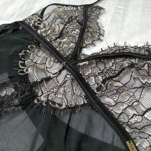 Spetsbody - Spetsbody från Hunkemöller med fina detaljer. Knappt använd så i fint skick! 100 kr + frakt 